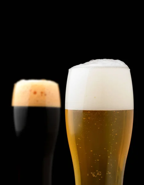 Cerveza artesanal de cerca sobre fondo oscuro — Foto de Stock