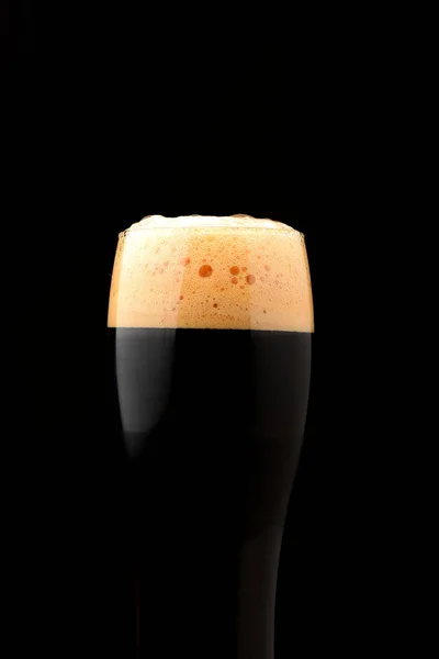 工艺啤酒关在黑暗的背景 — 图库照片