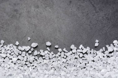 koyu arka plan üzerinde deniz tuzu