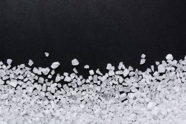 koyu arka plan üzerinde deniz tuzu