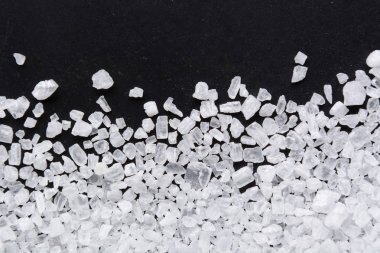 koyu arka plan üzerinde deniz tuzu