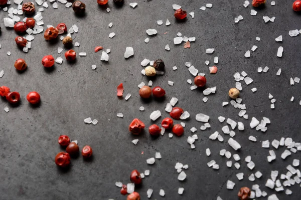 Морская соль над перцем — стоковое фото