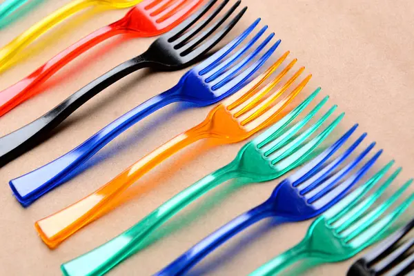 Fourchettes en plastique couleur — Photo