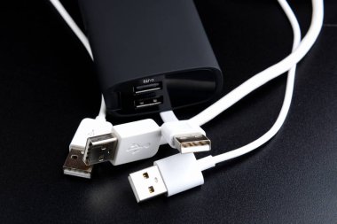 güç banka ve usb kabloları