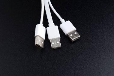 siyah arka plan en az resim üzerinde beyaz usb kablosu