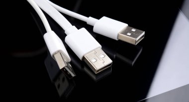 siyah arka plan en az resim üzerinde beyaz usb kablosu