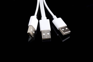 siyah arka plan en az resim üzerinde beyaz usb kablosu