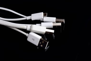 siyah arka plan en az resim üzerinde beyaz usb kablosu