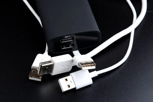 Power bank och USB-kablar — Stockfoto