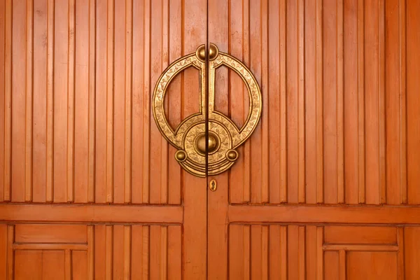 Дверь в мир в восточном стиле — стоковое фото