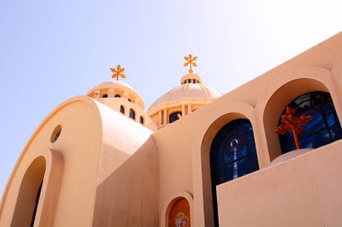 Güneşli bir günde inşa kilise