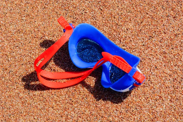 Brille zum Schwimmen am Strand — Stockfoto