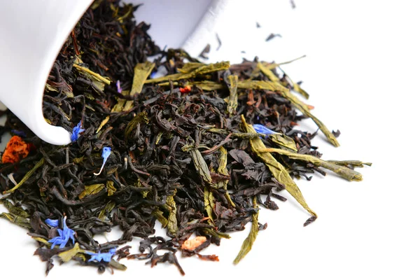 Mezcla de té aislado en blanco — Foto de Stock