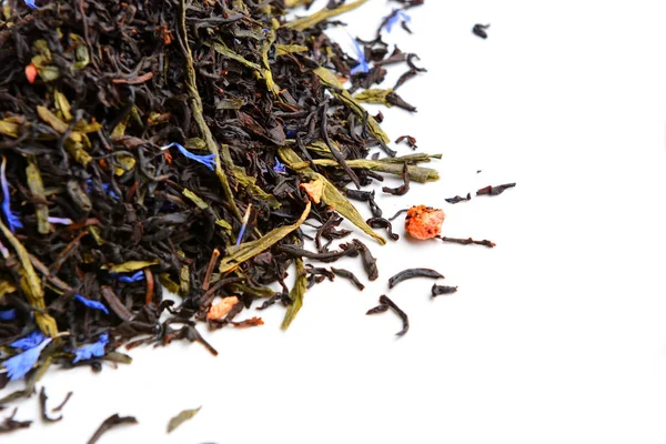 Mezcla de té aislado en blanco — Foto de Stock