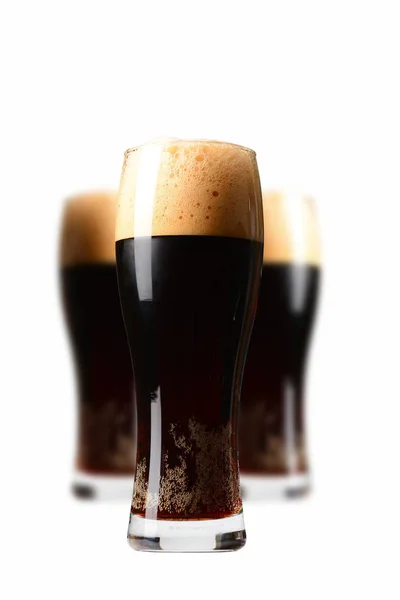Cerveza oscura en vidrio — Foto de Stock