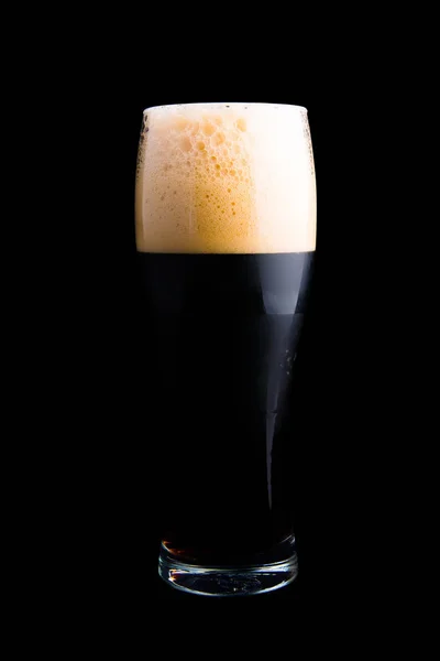Μαύρη μπύρα σε ποτήρι — Φωτογραφία Αρχείου