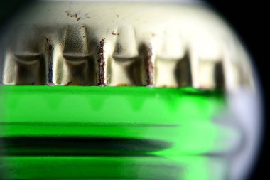 Bir bira şişesi makro çekim kapağını