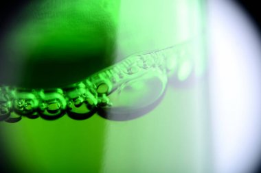 Light bira şişe makro çekim kabarcıkları ile