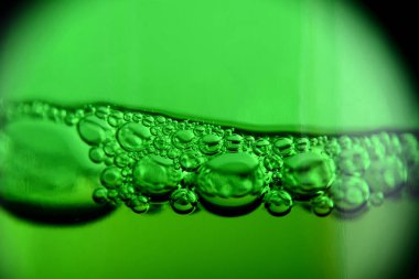 Light bira şişe makro çekim kabarcıkları ile