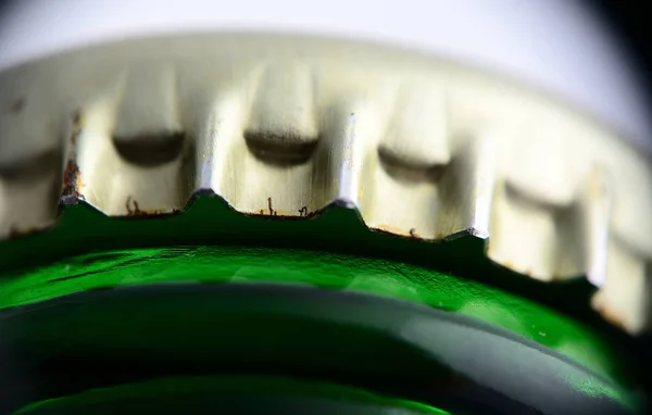 盖子上的啤酒瓶微距拍摄 — 图库照片