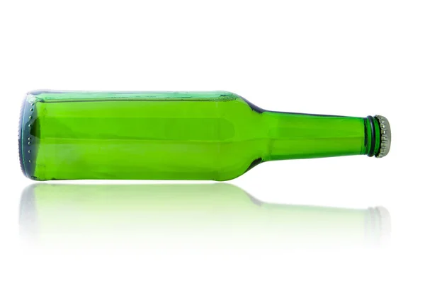 与啤酒孤立在白色背景上绿色的瓶子 — 图库照片