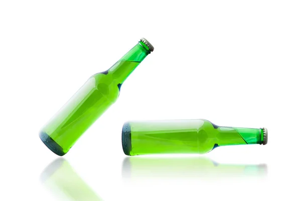 Botella verde con cerveza aislada sobre fondo blanco —  Fotos de Stock