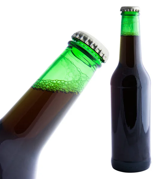 Cerveza oscura en botella verde aislada sobre fondo blanco — Foto de Stock