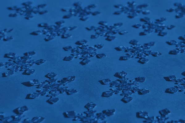 Голографическая фольга снежинки на мятном фоне с копировальным пространством — стоковое фото