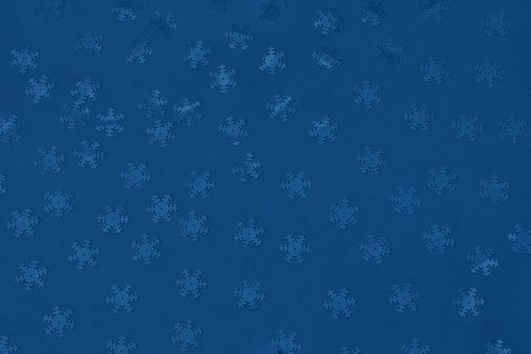 Metallic-Folie Schneeflocken Konfetti spärlich auf trendy blau gefärbt — Stockfoto