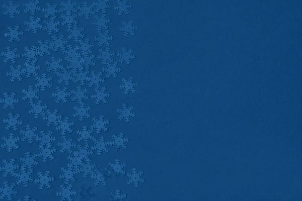 Metallic-Folie Schneeflocken Konfetti spärlich auf trendy blau gefärbt — Stockfoto