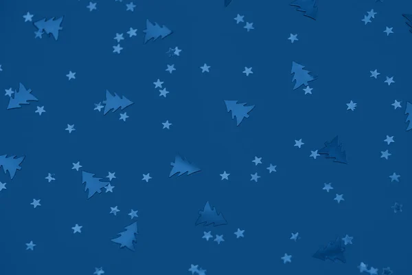 Folha metálica árvores de natal e estrelas confete esparsos na tendência — Fotografia de Stock