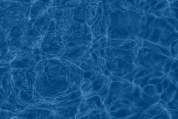Superficie de agua clara de color azul calma — Foto de Stock