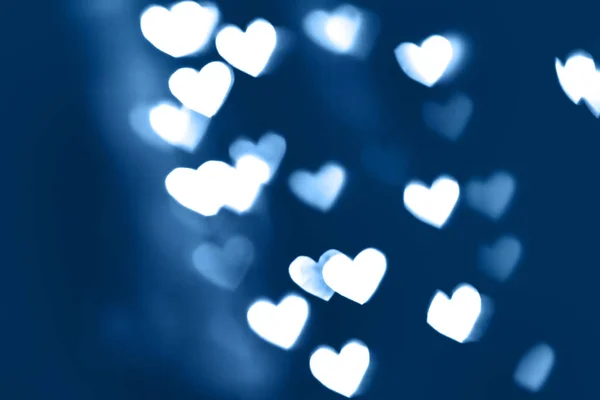 Μπλε χρώμα εορταστικό φόντο με λευκό bokeh καρδιά — Φωτογραφία Αρχείου