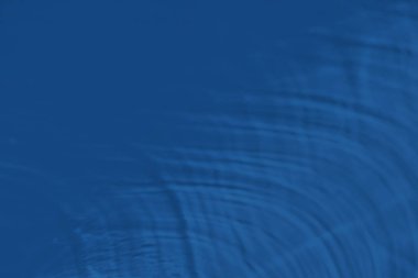 ışık ve gölgeler kostik ile mavi renkli soyut arka plan 