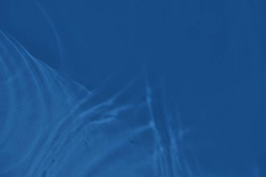 ışık ve gölgeler kostik ile mavi renkli soyut arka plan 