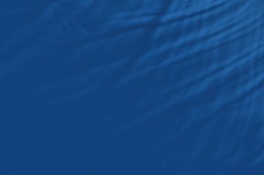 ışık ve gölgeler kostik ile mavi renkli soyut arka plan 