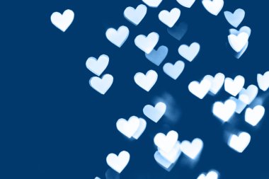 mavi renkli arka plan beyaz kalp bokeh