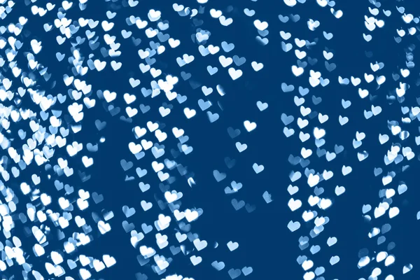 Fundo festivo de cor azul com bokeh coração branco — Fotografia de Stock