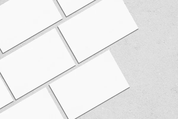 Modèles vides de carte de visite rectangle blanc couchés en diagonale sur fond de béton gris neutre — Photo