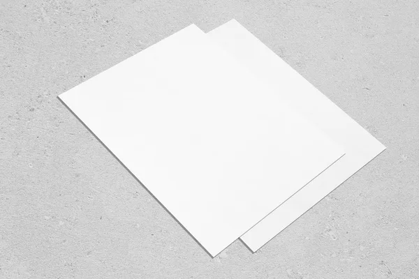 รูปแบบโปสเตอร์สี่เหลี่ยมผืนผ้าสีขาวว่างเปล่าสองรูปอยู่ทางทแยงมุมบนพื้นหลังคอนกรีตสีเทากลาง — ภาพถ่ายสต็อก