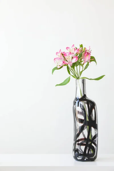 Alstroemeria rose dans un vase en verre sur table blanche — Photo