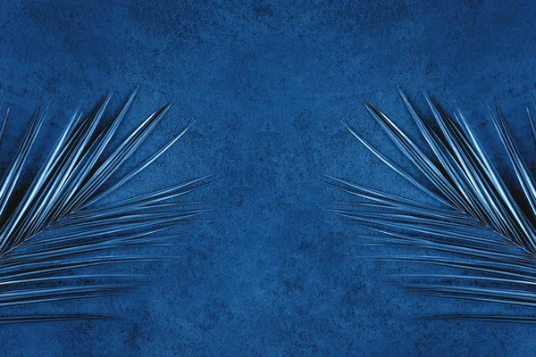 Close-up van metallic palmbladeren op donkerblauwe achtergrond — Stockfoto