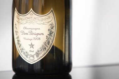 Bir şişe şampanya yakın plan Dom Perignon Vintage 2008