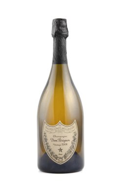 Beyaz arka planda bir şişe şampanya Dom Perignon Vintage 2008