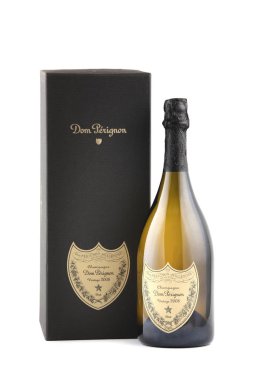 Bir şişe şampanya Dom Perignon Vintage 2008 beyaz arka planda kutulu