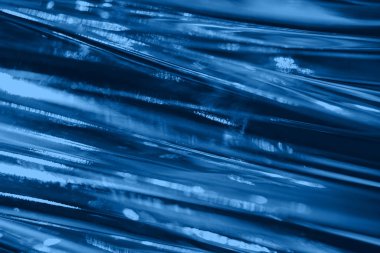 Soyut bulanık, yumuşak odaklı fütüristik koyu mavi cam dalgalı arka plan. 2020 eğilimli renk konsepti