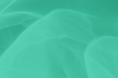 Işık ve gölgeli yakıcı efektli naneli, soyut arkaplan. Işık camdan geçer. 2020 yıllık renk eğilimi