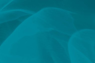 Işık ve gölgeler kostik etkisi ile Trendy mavi renkli soyut arka plan. Işık bir bardaktan geçer.