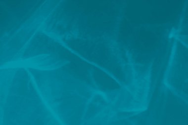 Işık ve gölgeler kostik etkisi ile Trendy mavi renkli soyut arka plan. Işık bir bardaktan geçer.