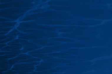 Modaya uygun mavi renkli düşük kontrastlı soyut arka plan ışık ve gölge yakıcı etkisi. Işık camdan geçer. Su altyapısı. 2020 yıllık renk eğilimi